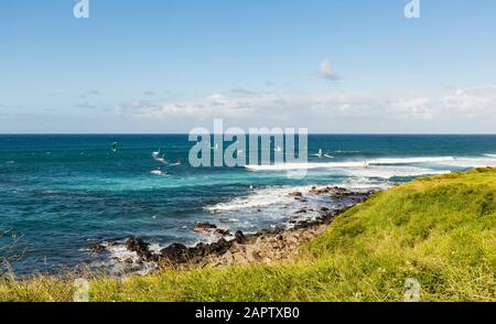 Les amateurs de voile attrapent les vagues dans le paysage marin, vu depuis le point de vue de Ho'okipa près de Paia; Maui, Hawaii, États-Unis d'Amérique Banque D'Images