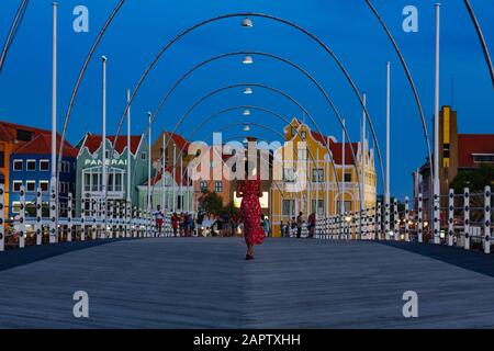 Baie Saint Anna, Baie St Anna, Willemstad, Curaçao - 22/2019. Pont De La Reine Emma. Girl/Women/Model marchant le long du pont en profitant de la vue sur la ville. Banque D'Images