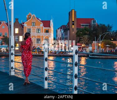 Baie De Saint Anna, Baie De St Anna, Willemstad, Curaçao - 22/2019. Pont De Qeen Emma. Girl/Teen/Women/Model marchant le long du pont en profitant de la vue sur la ville Banque D'Images