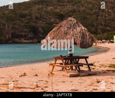 Plage de Playa Santa Cruz à Curaçao. Cabine de parasol en bambou. Banque D'Images