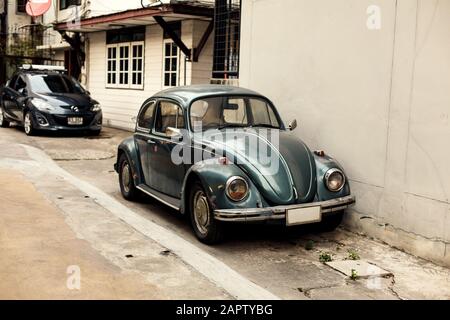 Ancienne voiture à la porte. Banque D'Images