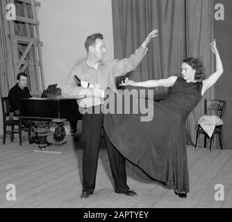 Première ballerina Loda Halama pratique avec Jan Cieplinski, maître de ballet de l'Opéra de Varsovie à Teatr Wielki; Banque D'Images