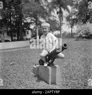 Voyage au Suriname et aux Antilles néerlandaises Jan, petit-fils du couple de Greve, sur un canon à Moengo au Suriname Annotation: J.R. de Greve a été directeur de la société Surinamese Bauxite à Moengo Date: 1947 lieu: Moengo, Suriname mots clés: Armes, enfants Nom personnel: Greve, Jan de Banque D'Images