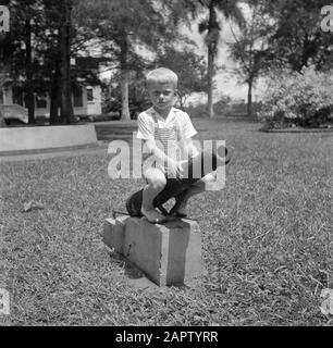 Voyage au Suriname et aux Antilles néerlandaises Jan, petit-fils du couple de Greve, sur un canon à Moengo au Suriname Annotation: J.R. de Greve a été directeur de la société Surinamese Bauxite à Moengo Date: 1947 lieu: Moengo, Suriname mots clés: Armes, enfants Nom personnel: Greve, Jan de Banque D'Images