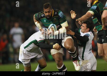 Northampton Saints Taqele Naiyaragoro est attaqué par les Irlandais de Londres Stephen Myler et Nick Phipps pendant le match de première main Gallagher au Franklin's Gardens, Northampton. Banque D'Images