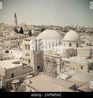 Moyen-Orient 1950-1955 : Jérusalem Jérusalem. Le Saint Sépulcre dans la vieille ville Annotation: Au moment de l'enregistrement cet emplacement était en Jordanie Date: 1950 lieu: Israël, Jérusalem, Jordanie mots clés: Architecture, Christianisme, sanctuaires, bâtiments d'église, tours d'église, dômes, panoramas Banque D'Images