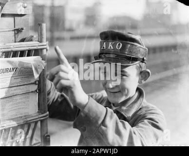 Reportage Nederlandse Spoorwegen Young magazine vendeur des points AKO au kiosque mobile Annotation: Ako représente Amsterdam Kiosk Enterprise, une chaîne de détail néerlandaise fondée en 1878. Date: 1932 lieu: Amsterdam, Noord-Holland mots clés: Journaux, chemins de fer, magazines Banque D'Images