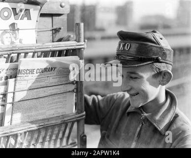 Reportage Nederlandse Spoorwegen Young magazine vendeur de l'AKO avec mobile Kiosk Annotation: Ako représente Amsterdam Kiosk Enterprise, une chaîne de détail néerlandaise fondée en 1878. 1932 lieu : Amsterdam, Noord-Holland mots clés : journaux, magazines Banque D'Images