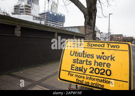 Londres, Royaume-Uni. 24 Janvier 2020. Un panneau indique un site désigné pour le projet HS2 à Old Oak Common. Une nouvelle gare, qui serait l'un des plus grands centres ferroviaires de Londres, est prévue pour la liaison Ferroviaire à deux trains à grande vitesse à Old Oak Common. Les projections de coûts du projet auraient atteint 106 milliards de livres sterling et le secrétaire aux transports, Grant Shapps, a confirmé que le gouvernement prendra une décision concernant sa viabilité en février 2020. Crédit: Mark Kerrison/Alay Live News Banque D'Images