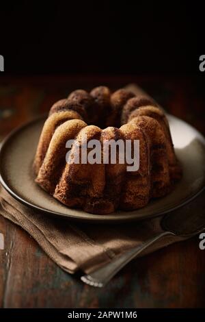 Gâteau en marbre vers le haut. Concept pour un délicieux gâteau de Pâques. Fond en bois. Banque D'Images