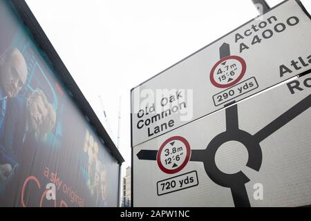 Londres, Royaume-Uni. 24 Janvier 2020. Un panneau de signalisation indique Old Oak Common. Une nouvelle gare, qui serait l'un des plus grands centres ferroviaires de Londres, est prévue pour la liaison Ferroviaire à Deux voies à grande vitesse de l'  à Old Oak Common. Les projections de coûts du projet auraient atteint 106 milliards de livres sterling et le secrétaire aux transports, Grant Shapps, a confirmé que le gouvernement prendra une décision concernant sa viabilité en février 2020. Crédit: Mark Kerrison/Alay Live News Banque D'Images