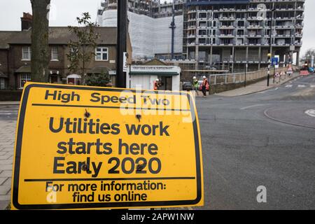 Londres, Royaume-Uni. 24 Janvier 2020. Un panneau indique un site désigné pour le projet HS2 à Old Oak Common. Une nouvelle gare, qui serait l'un des plus grands centres ferroviaires de Londres, est prévue pour la liaison Ferroviaire à deux trains à grande vitesse à Old Oak Common. Les projections de coûts du projet auraient atteint 106 milliards de livres sterling et le secrétaire aux transports, Grant Shapps, a confirmé que le gouvernement prendra une décision concernant sa viabilité en février 2020. Crédit: Mark Kerrison/Alay Live News Banque D'Images