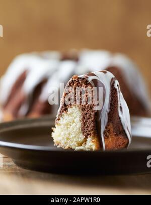 Marbré face vers le bas gâteau avec glacer. Concept pour un délicieux gâteau de Pâques. Fond en bois. Banque D'Images