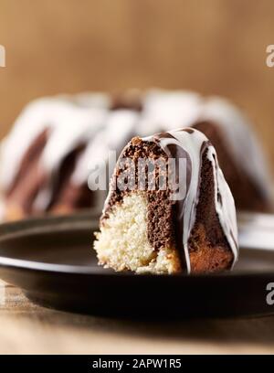 Marbré face vers le bas gâteau avec glacer. Concept pour un délicieux gâteau de Pâques. Fond en bois. Banque D'Images