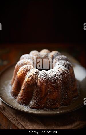 Gâteau en marbre vers le haut. Concept pour un délicieux gâteau de Pâques. Fond en bois. Banque D'Images