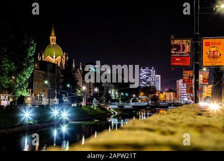 Miljacka River embankment.Drôles sculptures Pendales d'Enes Sivac,en arrière-plan l'Académie des Beaux-Arts et le pont Festina Lente.Sarajevo. Banque D'Images