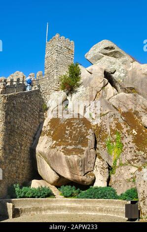 Une vue rapprochée d'une partie des remparts du château des Moors, Sintra, Portugal Banque D'Images