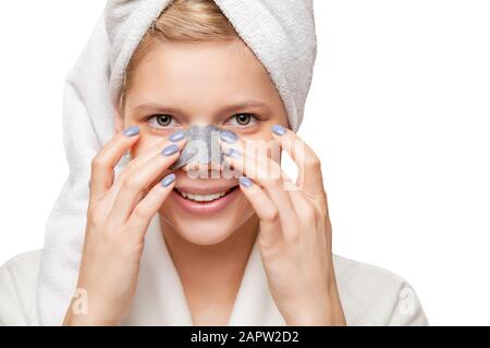 Jeune femme avec de la peau saine et des cheveux appliquer alginate mask et souriant. Cosmétologie, spa et salon de beauté Banque D'Images