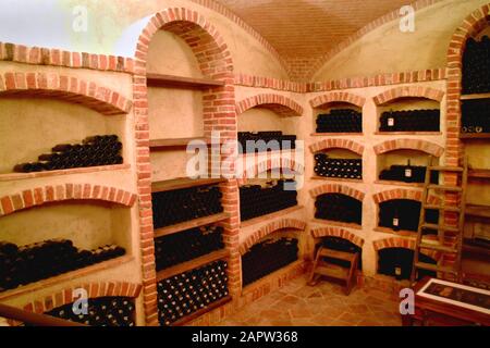 Ancienne cave en briques pour le vieillissement du vin Banque D'Images
