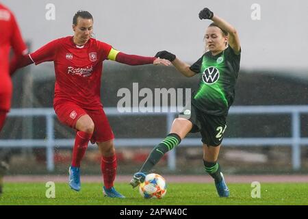 Vila REAL SANTO ANTONTIO, PORTUGAL - JANVIER 24: Joelle Wedemeyer de Vfl Wolfsburg s'attaquer au match de football amical de club entre Vfl Woflsburg femmes vs FC Twente femmes à Complexo Desportivo à Vila Real Santo Antonio, Portugal le 24 Janvier 2020. Banque D'Images