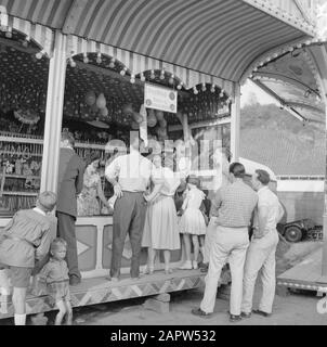 Moselle: Festival du costume et du vin Fairground à Rummelplatz avec des goers de fête à la galerie de tir Date: 4 juillet 1959 lieu: Allemagne, Kröv, Rhénanie-Palatinat, Allemagne de l'Ouest mots clés: Attractions du parc des expositions, parc des expositions, public, festivals folkloriques Banque D'Images