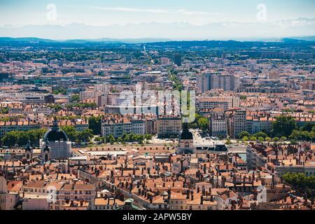 Lyon panorama vue élevée le jour ensoleillé. Vue panoramique aérienne de Lyon avec la ligne d'horizon. Banque D'Images