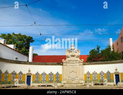Fontaine d'eau très ornée, hors d'usage, près de Belem, Portugal, située dans une place semi-circulaire décorative avec carrelage portugais traditionnel Banque D'Images