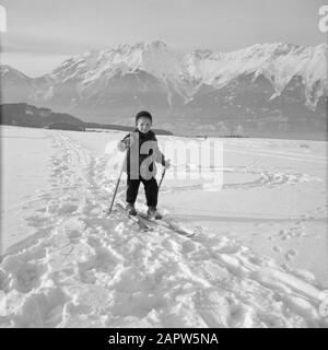Hiver au Tyrol enfant avec des skis dans la neige avec les montagnes Karwendel en arrière-plan Date: Janvier 1960 lieu: Autriche, Sistrans, Tyrol mots clés: Montagnes, paysages, ski de fond, ski, neige, hiver, sports d'hiver Banque D'Images