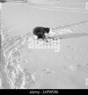 Hiver au Tyrol enfant avec skis dans la neige Date : janvier 1960 lieu : Autriche, Sistrans, Tyrol mots clés : paysages, ski, neige, hiver, sports d'hiver Banque D'Images