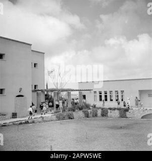 Israël 1948-1949: Village des enfants Onim enfants dans les bâtiments du village des enfants Onim Date: 1948 lieu: Israël mots clés: Architecture, bâtiments, soins de jeunesse, villages des enfants Banque D'Images