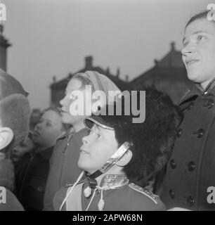 55ème anniversaire du roi Frédéric IX enfants sur la place du Château Amalienborg en l'honneur de l'anniversaire du roi avec un garçon dans l'uniforme d'un poste de garde Date: 11 mars 1954 lieu: Danemark, Copenhague mots clés: Enfants, palais, public, uniformes, anniversaires Banque D'Images