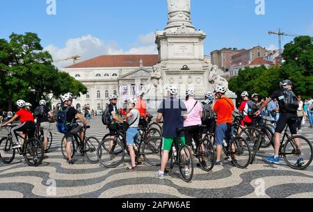 Un groupe de cyclistes touristiques qui prennent une pause au Rossio, Lisbonne, Portugal Banque D'Images