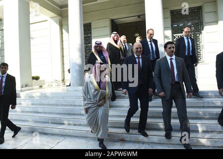 Athènes, Grèce. 24 janvier 2020. Le Ministre grec des affaires étrangères, Nikos Dendias (à droite), avec le Ministre des affaires étrangères de l'Arabie saoudite, le Prince Faisal bin Farhan Al Saud (à gauche). (Photo De Dimitrios Karvountzis/Pacific Press) Crédit: Pacific Press Agency/Alay Live News Banque D'Images