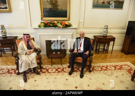 Athènes, Grèce. 24 janvier 2020. Le Ministre grec des affaires étrangères, Nikos Dendias (à droite), avec le Ministre des affaires étrangères de l'Arabie saoudite, le Prince Faisal bin Farhan Al Saud (à gauche), lors de leur réunion. (Photo De Dimitrios Karvountzis/Pacific Press) Crédit: Pacific Press Agency/Alay Live News Banque D'Images