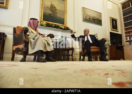 Athènes, Grèce. 24 janvier 2020. Le Ministre grec des affaires étrangères, Nikos Dendias (à droite), avec le Ministre des affaires étrangères de l'Arabie saoudite, le Prince Faisal bin Farhan Al Saud (à gauche), lors de leur réunion. (Photo De Dimitrios Karvountzis/Pacific Press) Crédit: Pacific Press Agency/Alay Live News Banque D'Images