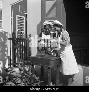 Voyage au Suriname et aux Antilles néerlandaises mouture de café à Saint Jozef avec école sœur des sœurs de Schijndel à Santa Rosa à Curaçao Date: 1947 lieu: Curaçao mots clés: Monastères, café, élèves Banque D'Images