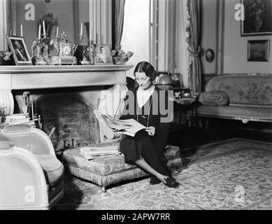 Famille royale Belgique Reine Astrid dans le palais de Laeken par la cheminée Date: 1934 lieu: Belgique, Bruxelles mots clés: Intérieurs, reines, palais Nom personnel: Astrid (Reine Belgique) Banque D'Images