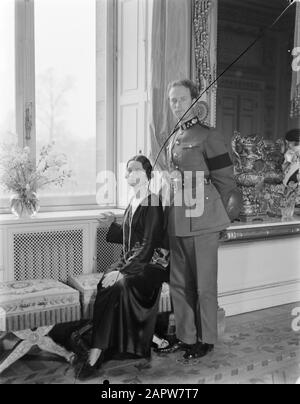 Famille royale Belgique Roi Léopold III et Reine Astrid dans leur palais de Laeken Date: 1934 lieu: Belgique, Bruxelles mots clés: Intérieurs, rois, reines, palais Nom personnel: Astrid ( Reine Belgique), Léopold III (roi Belgique) Banque D'Images