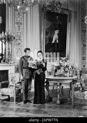 Famille Royale Belgique Roi Léopold III et Reine Astrid Rejetez un oeil dans un magazine suédois; en arrière-plan un portrait peint du roi Léopold I Date: 1934 lieu: Belgique, Laeken mots clés: Rois, reines, palais, peintures, magazines Nom personnel: Astrid (reine Belgique), Léopold I (roi Belgique), Léopold III (roi Belgique) Banque D'Images