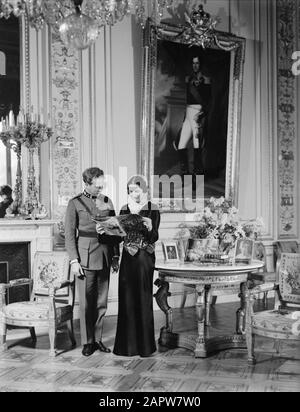 Famille Royale Belgique Roi Léopold III et Reine Astrid de Belgique debout par une table; en arrière-plan un portrait peint du roi Léopold I Date: 1 janvier 1935 lieu: Belgique mots clés : rois, reines, peintures Nom personnel: Astrid (reine Belgique), Léopold I (roi Belgique), Léopold III (roi Belgique) Banque D'Images