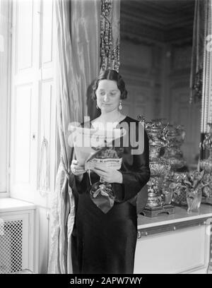 Famille Royale Belgique Reine Astrid dans le palais de Laeken Date: 1934 lieu: Belgique, Bruxelles mots clés: Intérieurs, reines, palais Nom personnel: Astrid (Reine Belgique) Banque D'Images