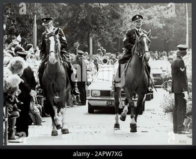 Police, escorte la Reine visite Haren (Groningue) avec notification de bombe; la Reine passe l'itinéraire dans une voiture très protégée, précédée par la police avec cheval Date: 7 septembre 1975 mots clés: Voitures, chevaux, police Banque D'Images