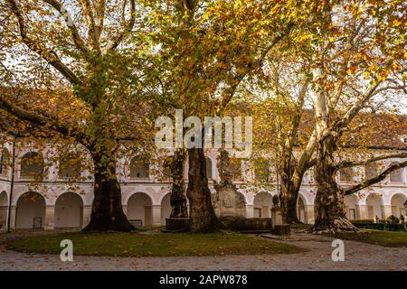 L'Abbaye de la Sainte-Croix est un monastère cistercien dans les bois de Vienne. C'est le monastère cistercien le plus ancien du monde, occupé en permanence Banque D'Images