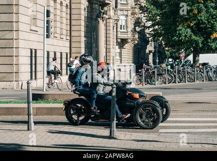 Strasbourg, France - 21 septembre 2019 : deux jeunes sur la moto à trois roues BRP Can-Am Spyder Roadster fabriquée par Bombardier Produits récréatifs Banque D'Images