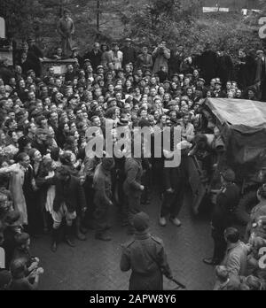 Royal Dutch Princess Irene Brigade Aux Pays-Bas. Certains collaborateurs locaux sont transférés dans un camp de prison sous l'approbation de la population du village Date : octobre 1944 lieu : Pays-Bas mots clés : libération, collaboration upsw, armée, deuxième nom de l'institution de guerre mondiale : la princesse Irene Brigade Banque D'Images