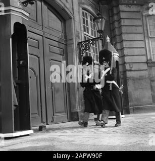 55ème anniversaire de la Garde royale du roi Frederick IX à la porte d'entrée du palais Brockdorff sur la place du château Amalienborg Date : 11 mars 1954 lieu : Danemark, Copenhague mots clés : surveillance, gardes honoraires, coiffures, militaires, palais, statues de rue, uniformes, armes à feu Banque D'Images