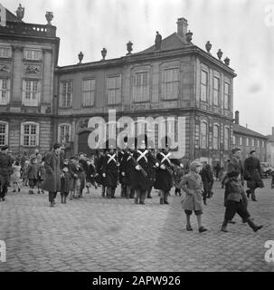 55ème anniversaire de la Garde royale du roi Frederick IX et spectateurs sur la place du château d'Amalienborg Date : 11 mars 1954 lieu : Danemark, Copenhague mots clés : surveillance, phrases honorifiques articles de chapellerie, militaires, palais, public, images de rue, uniformes Banque D'Images