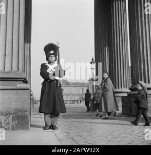 55ème anniversaire de la Garde royale du roi Frederick IX sur la place du château d'Amalienborg Date : 11 mars 1954 lieu : Danemark, Copenhague mots clés : sécurité, gardes honoraires, coiffures, militaires, palais, public, images de rue, uniformes, armes à feu Banque D'Images