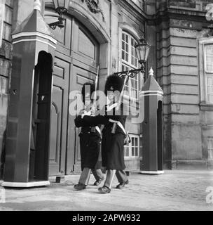 55ème anniversaire de la Garde royale du roi Frederick IX à la porte d'entrée du palais Brockdorff sur la place du château Amalienborg Date : 11 mars 1954 lieu : Danemark, Copenhague mots clés : surveillance, gardes honoraires, coiffures, militaires, palais, statues de rue, uniformes, armes à feu Banque D'Images