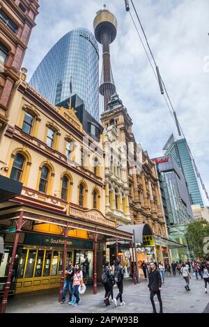 Vue sur la Tour de Sydney et le seul centre commercial piétonnier de Pitt Street Mall dans le quartier central des affaires de Sydney en Nouvelle-Galles du Sud, Australi Banque D'Images